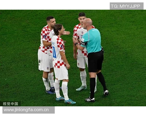 VAR争议再起柏林联主帅怒斥越位判罚影响比赛公平性